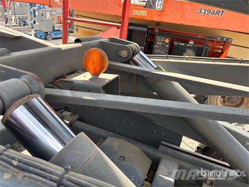 SkyJack SJ9250RT 4x4 Dual Fuel Scissor Lift Käärtõstukid
