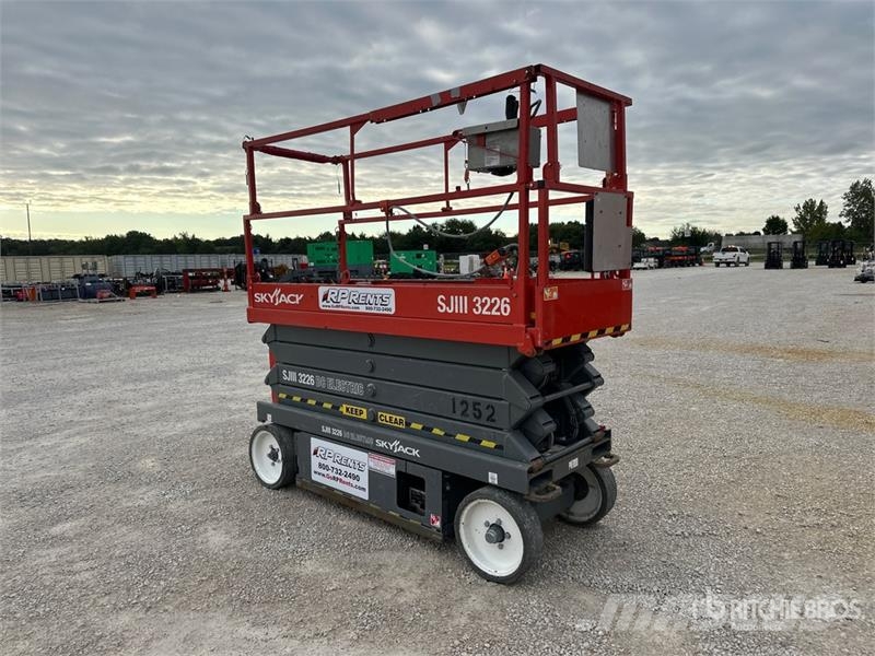 SkyJack SJIII 3226 Electric Scissor Lift رافعات مقصية الشكل