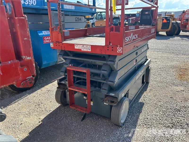 SkyJack SJIII-4626 Electric Scissor Lift Scissor lifts