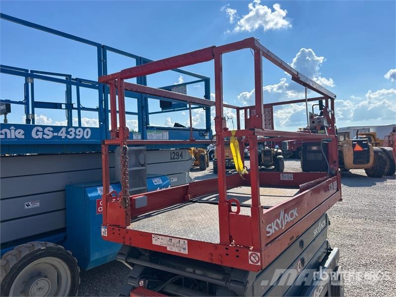 SkyJack SJIII-4626 Electric Scissor Lift Scissor lifts