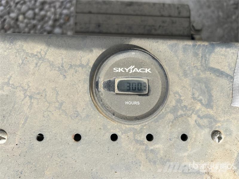 SkyJack SJIII-4632 Electric Scissor Lift Scissor lifts