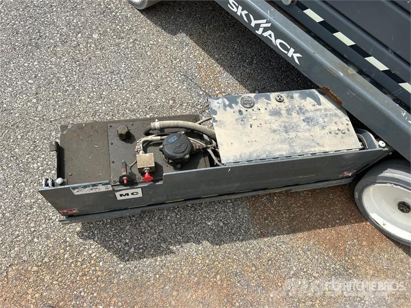 SkyJack SJIII 4740 Electric Scissor Lift Scissor lifts