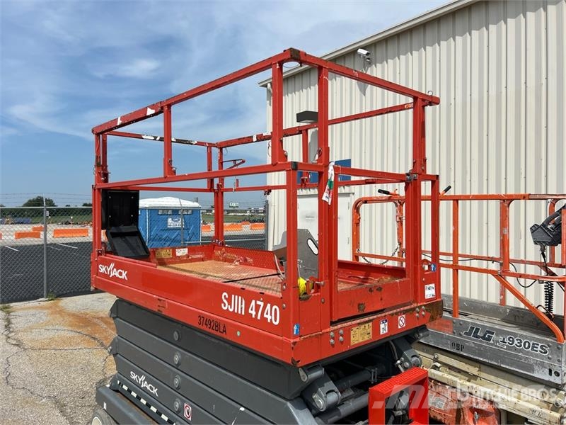SkyJack SJIII 4740 Electric Scissor Lift Scissor lifts