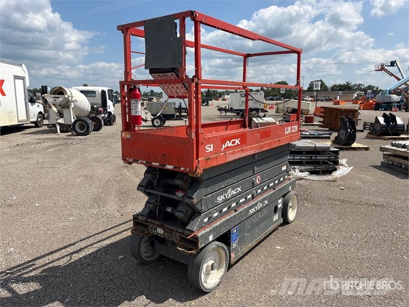SkyJack SJIIIb3226 Electric Scissor Lift Scissor lifts