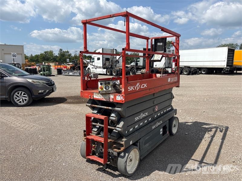 SkyJack SJIIIb3226 Electric Scissor Lift Scissor lifts