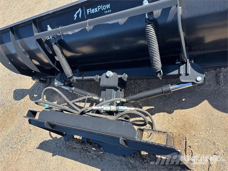 Snow Wolf FlexPlow FX-8.0 96 in Angle Skid Steer 제설 블레이드 및 제설기