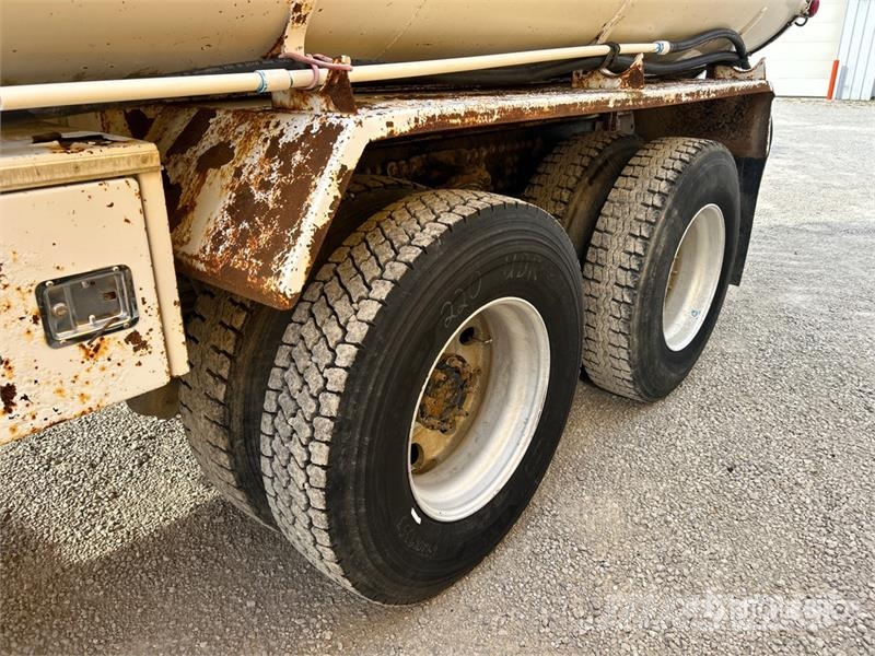 Sterling Acterra 4000 gal 6x4 Water Truck Cisterny na vodu
