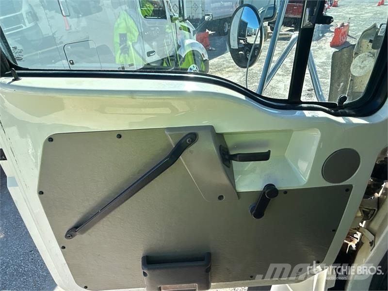 Sterling LT7500 6x4 Cab and Chassis Cabine en interieur