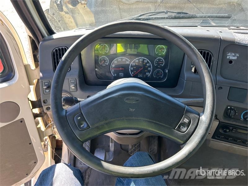 Sterling LT7500 6x4 Cab and Chassis Cabine en interieur