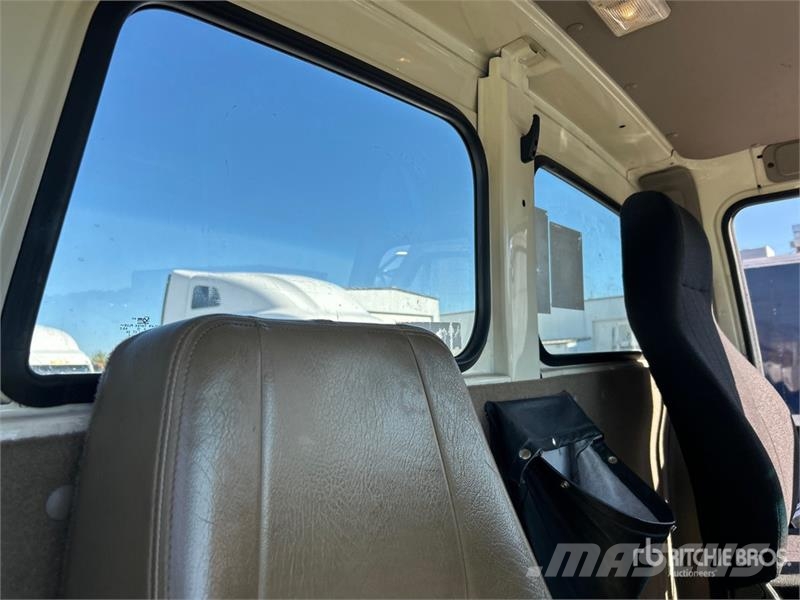 Sterling LT7500 6x4 Cab and Chassis Cabine en interieur