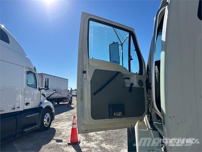 Sterling LT7500 6x4 Cab and Chassis Cabine en interieur