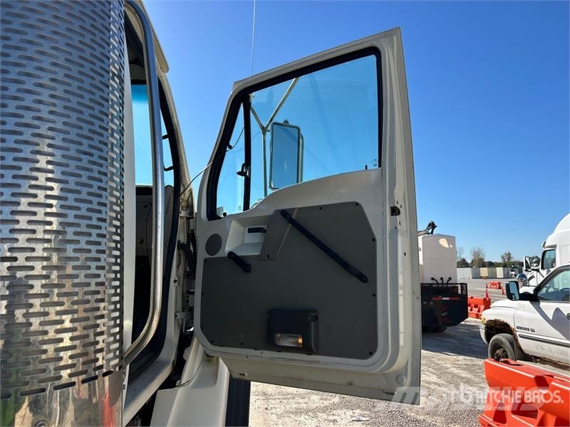 Sterling LT7500 6x4 Cab and Chassis Cabine en interieur