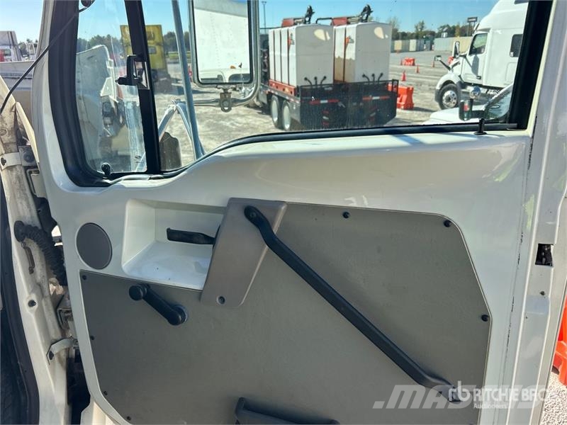 Sterling LT7500 6x4 Cab and Chassis Cabine en interieur