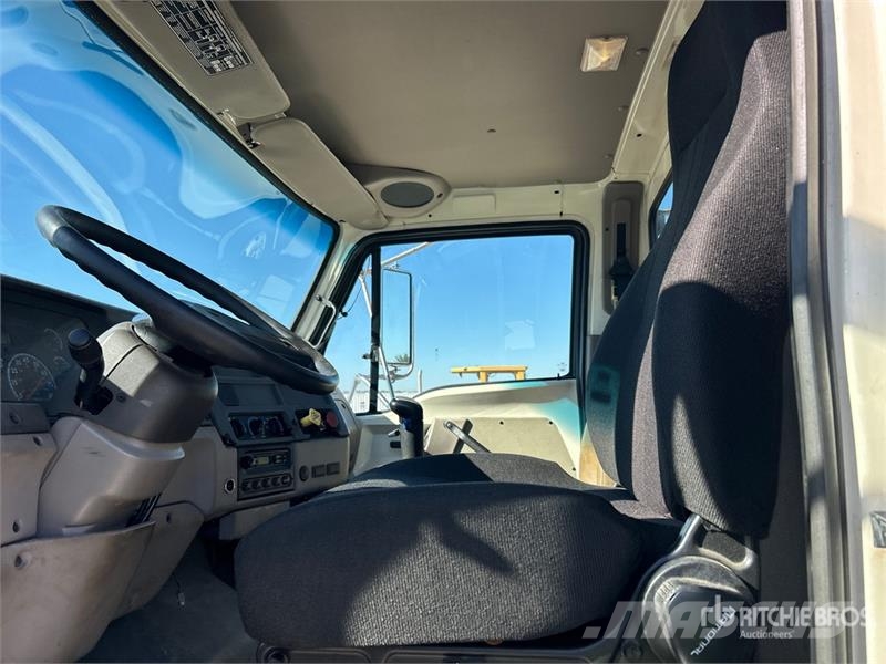 Sterling LT7500 6x4 Cab and Chassis Cabine en interieur
