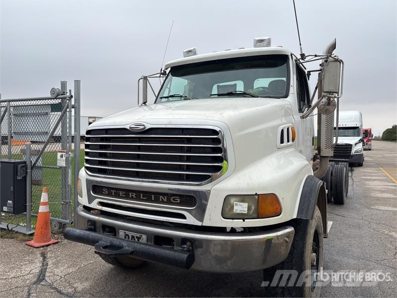 Sterling LT9500 Tovornjaki s kesonom/platojem