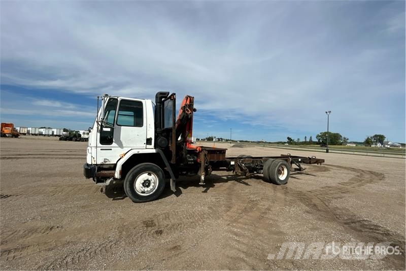 Sterling PK12000 14970 lb Knuckle Boom on Sterling SC8000 4 Nosturiautot