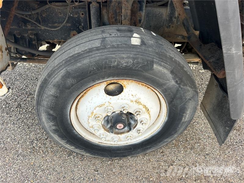 Sterling PK12000 14970 lb Knuckle Boom on Sterling SC8000 4 Nosturiautot