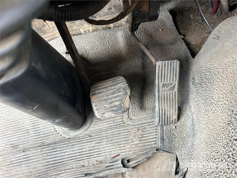 Sterling PK12000 14970 lb Knuckle Boom on Sterling SC8000 4 Nosturiautot
