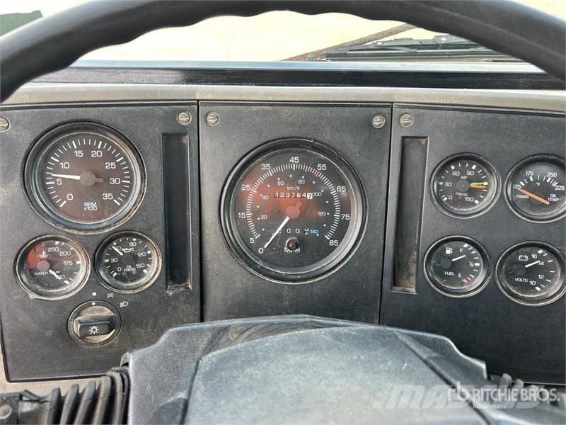 Sterling PK12000 14970 lb Knuckle Boom on Sterling SC8000 4 Nosturiautot