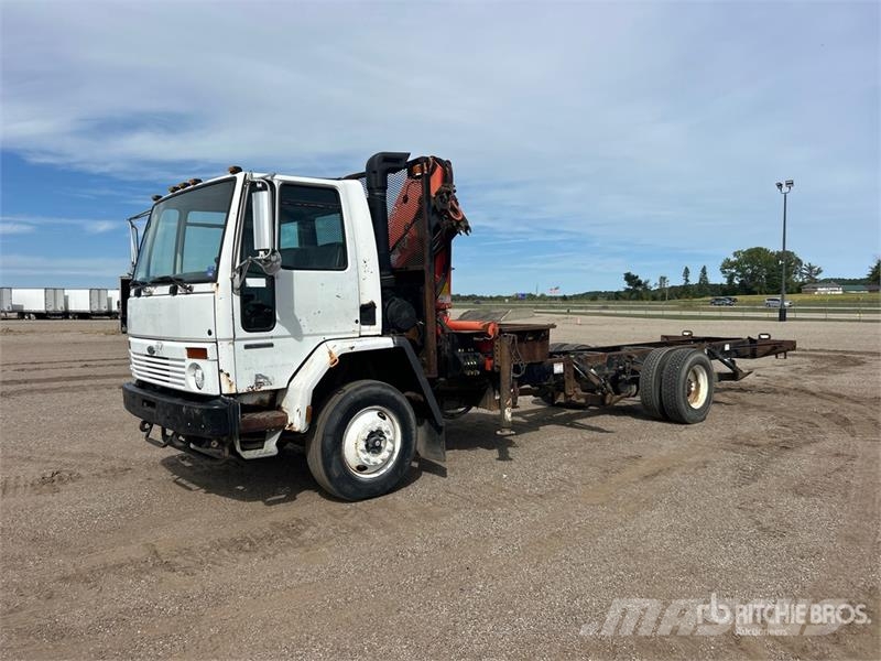 Sterling PK12000 14970 lb Knuckle Boom on Sterling SC8000 4 Nosturiautot