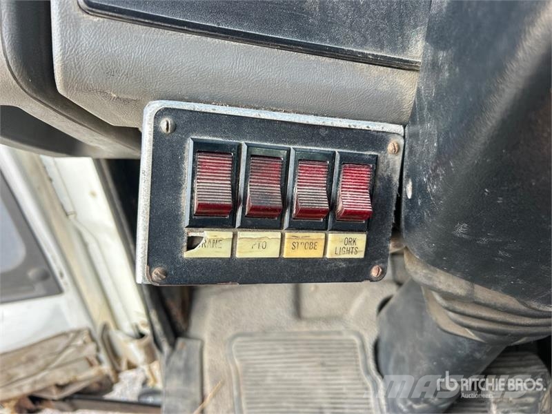 Sterling PK12000 14970 lb Knuckle Boom on Sterling SC8000 4 Nosturiautot