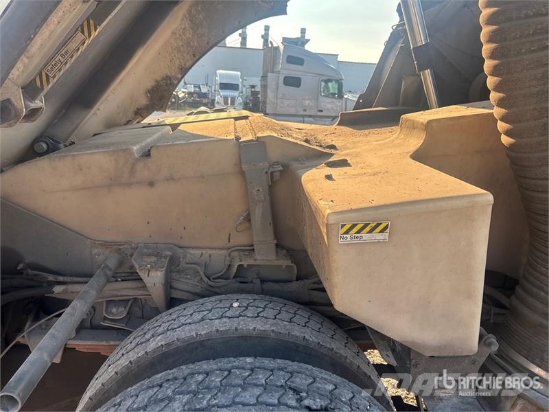 Sterling SC8000 街路清掃車