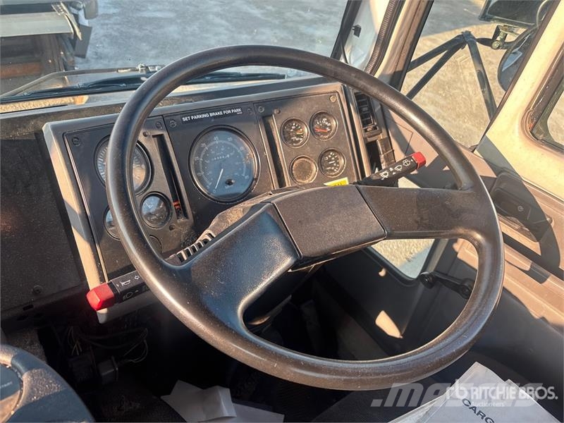 Sterling SC8000 街路清掃車