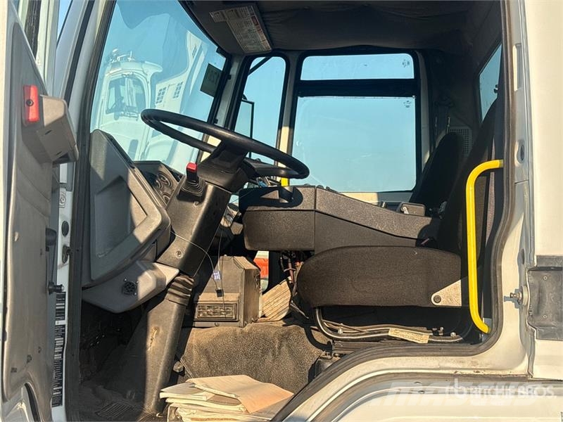 Sterling SC8000 街路清掃車