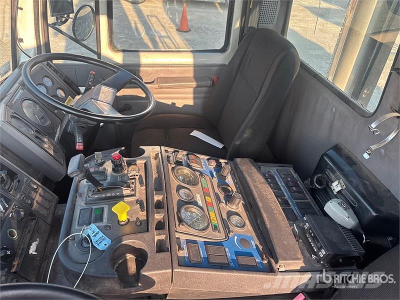 Sterling SC8000 街路清掃車