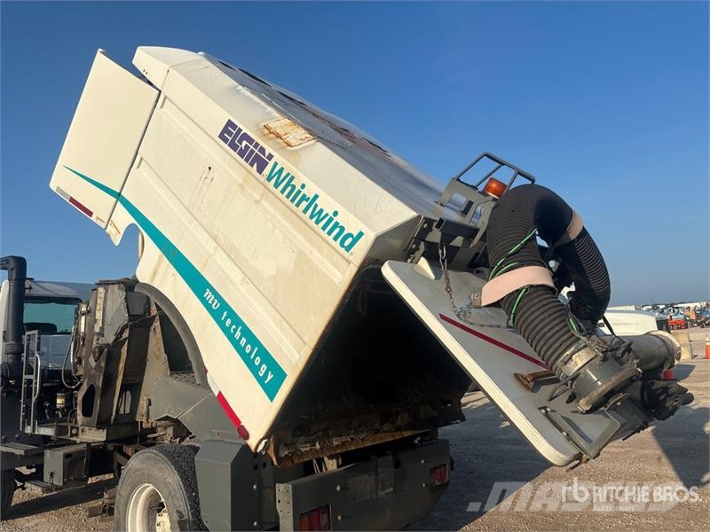 Sterling SC8000 街路清掃車