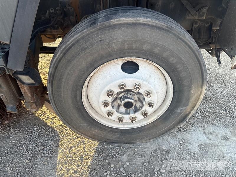 Sterling SC8000 街路清掃車