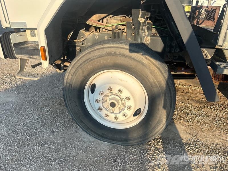 Sterling SC8000 街路清掃車