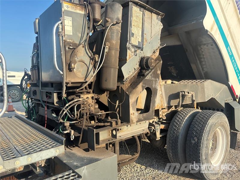 Sterling SC8000 街路清掃車