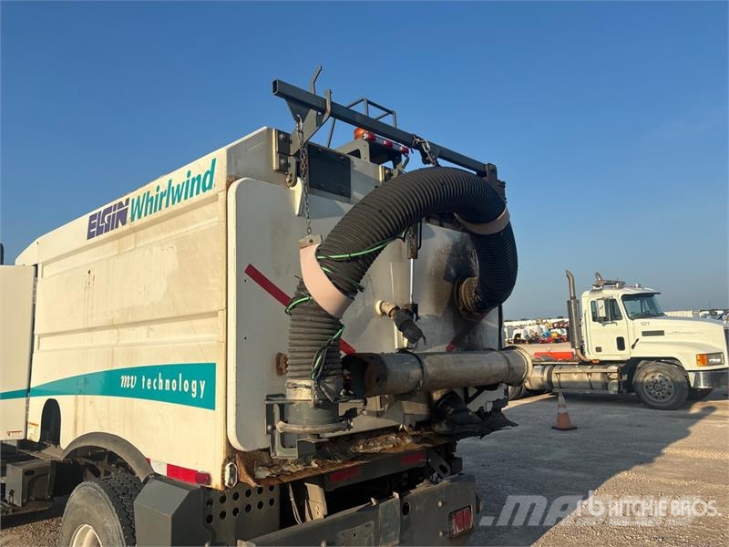 Sterling SC8000 街路清掃車