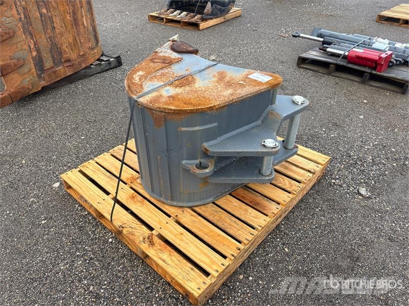 Strickland 24 in Digging Backhoe Rear Bucket - Fits Case 580N دلاء
