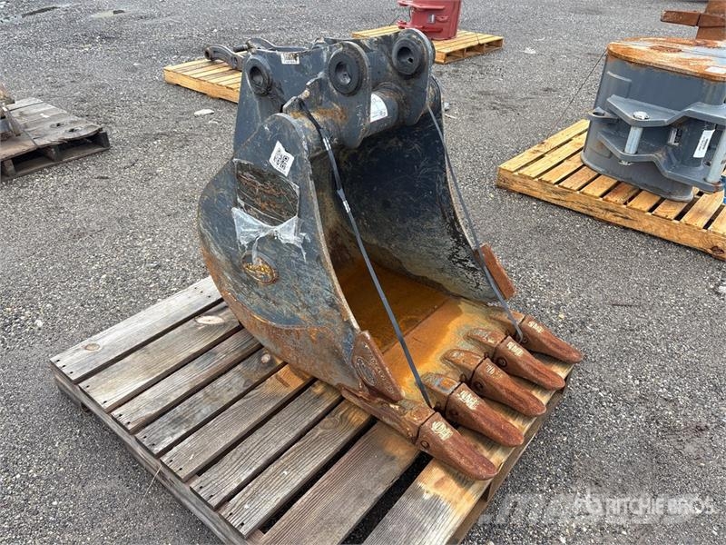 Strickland 24 in Digging Excavator Bucket - Fits Deere/Hitach دلاء