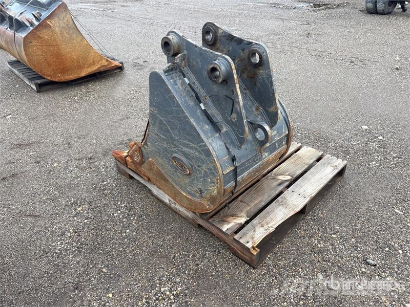 Strickland 24 in Digging Excavator Bucket - Fits Deere/Hitach دلاء