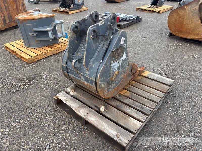 Strickland 24 in Digging Excavator Bucket - Fits Deere/Hitach دلاء