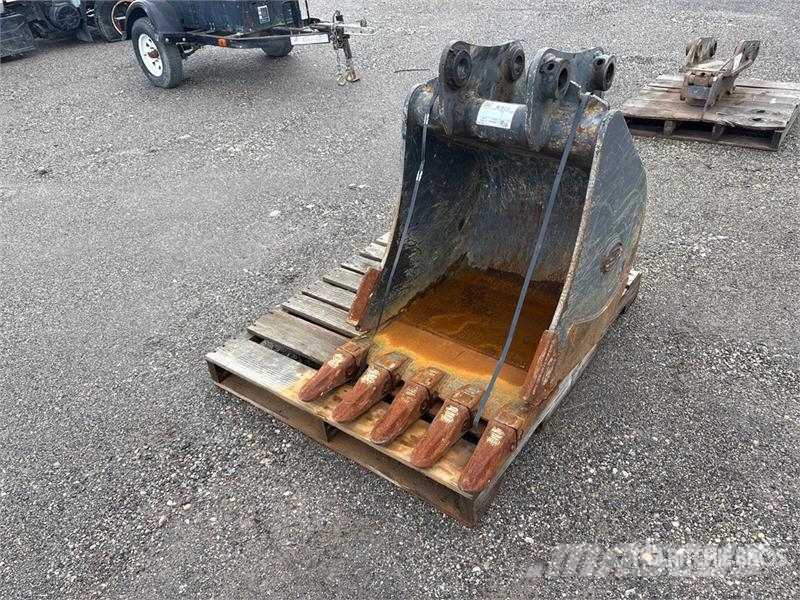 Strickland 24 in Digging Excavator Bucket - Fits Deere/Hitach دلاء