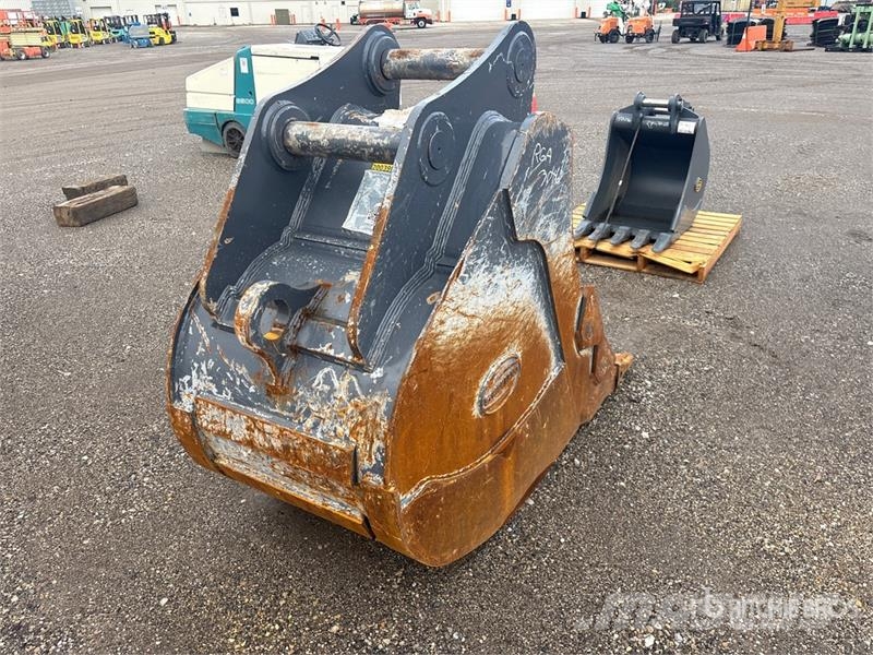 Strickland 36 in Digging Excavator Bucket - Fits Deere/Hitach دلاء