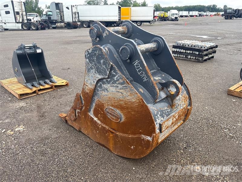 Strickland 36 in Digging Excavator Bucket - Fits Deere/Hitach دلاء
