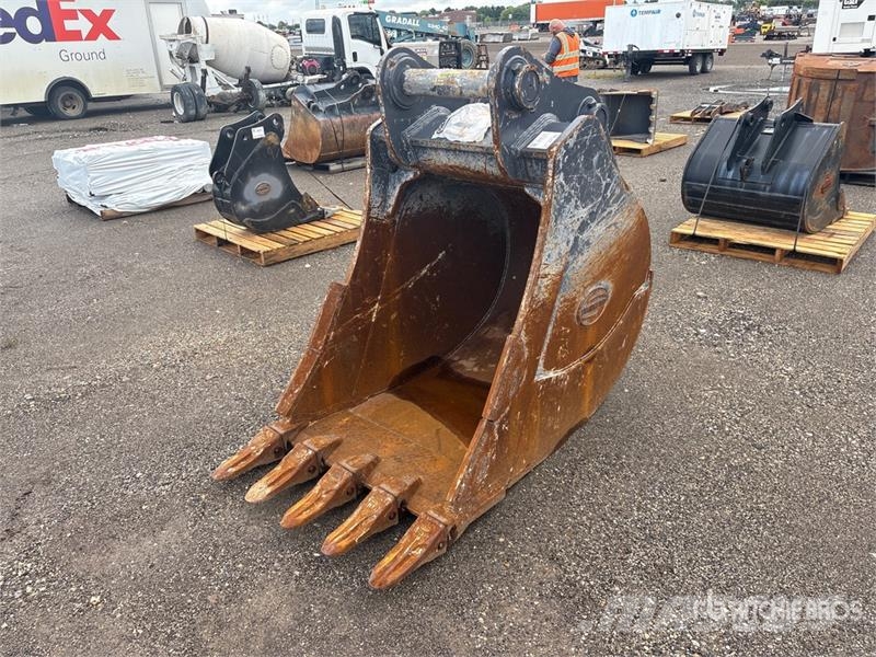 Strickland 36 in Digging Excavator Bucket - Fits Deere/Hitach دلاء