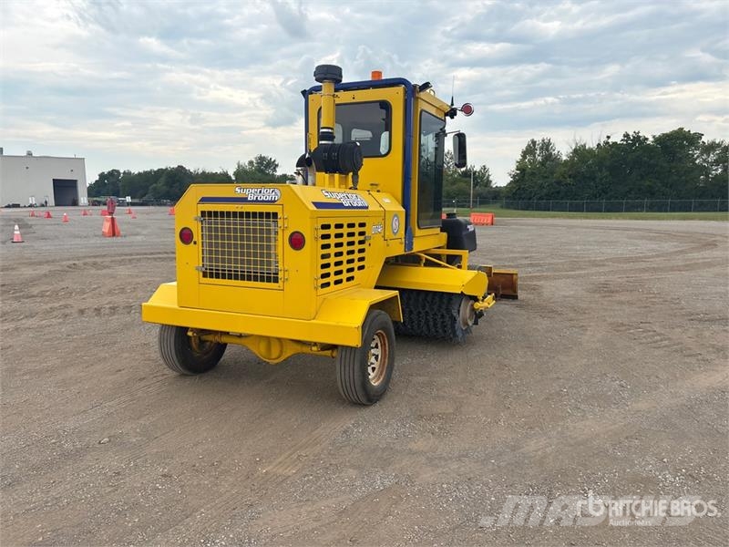 Superior DT74-F Self-Propelled Broom Spazzatrici