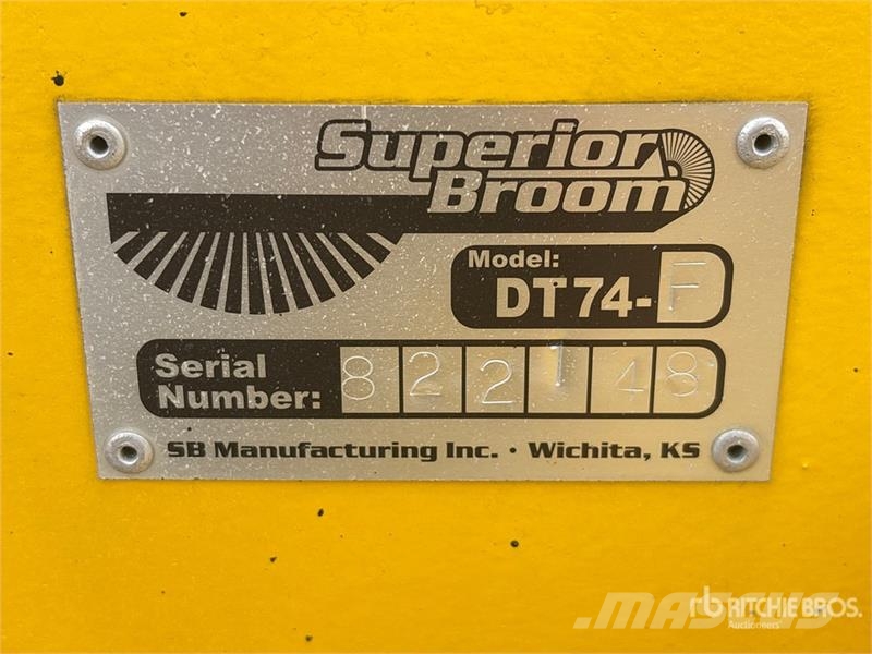 Superior DT74-F Self-Propelled Broom Spazzatrici