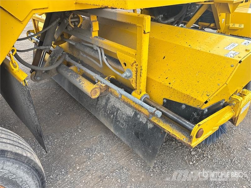 Superior DT74-F Self-Propelled Broom Spazzatrici