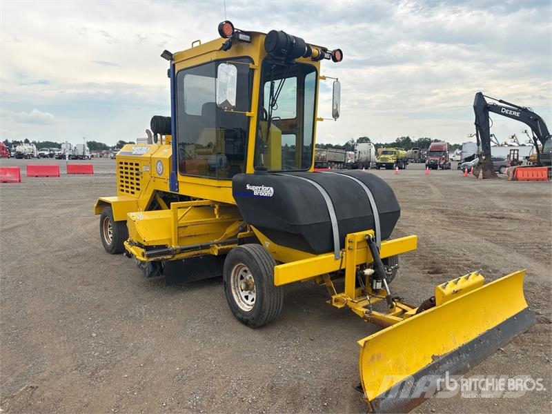 Superior DT74-F Self-Propelled Broom Spazzatrici