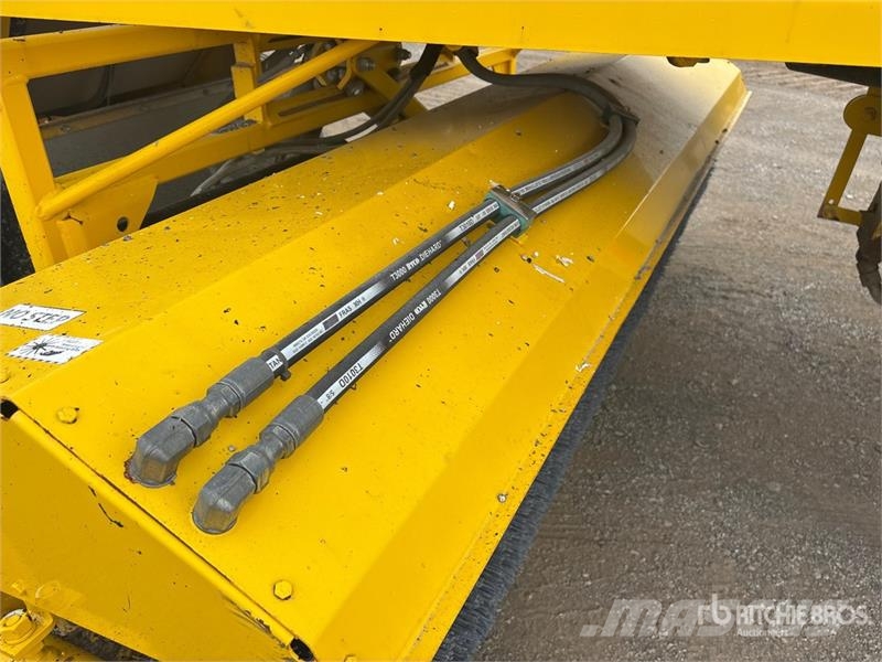 Superior DT74-F Self-Propelled Broom Spazzatrici
