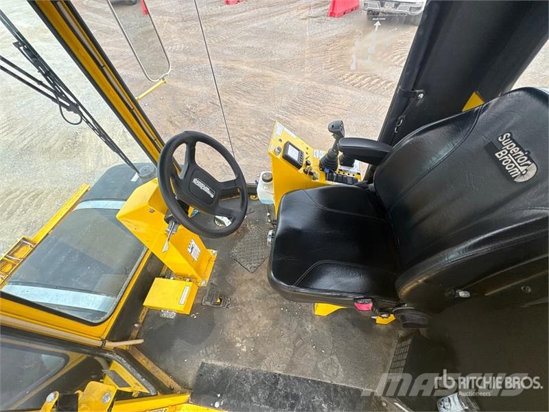 Superior DT74-F Self-Propelled Broom Spazzatrici