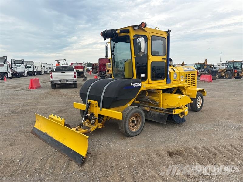 Superior DT74-F Self-Propelled Broom Spazzatrici