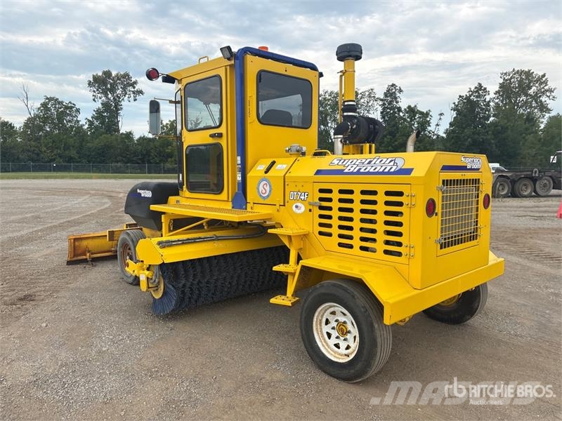 Superior DT74-F Self-Propelled Broom Spazzatrici